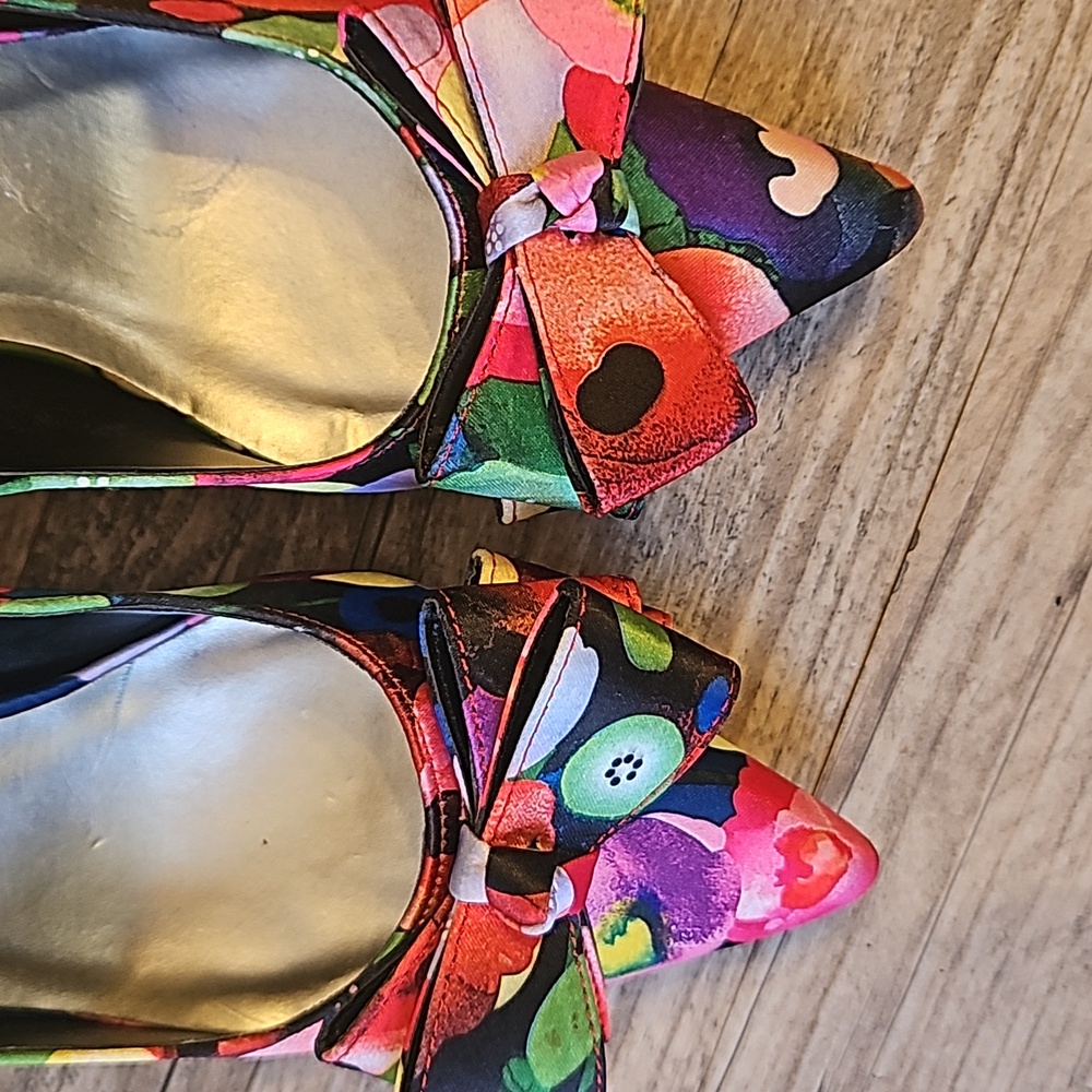 Bright Floral Pointed-Toe Heels with bows - Picture 7 of 7